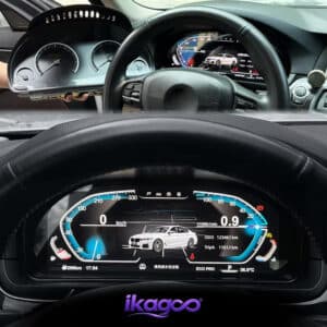 BMW X5 E70 digitalt kluster installerat i instrumentbrädan som visar displayen på natten