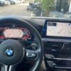BMW F32 digitalt kombiinstrument installerat i originalpositionen på instrumentpanelen.