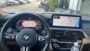 BMW F32 digitalt kombiinstrument installerat i originalpositionen på instrumentpanelen.