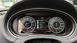 Digital kluster installerad i en Audi A3 8V med CarPlay-meny
